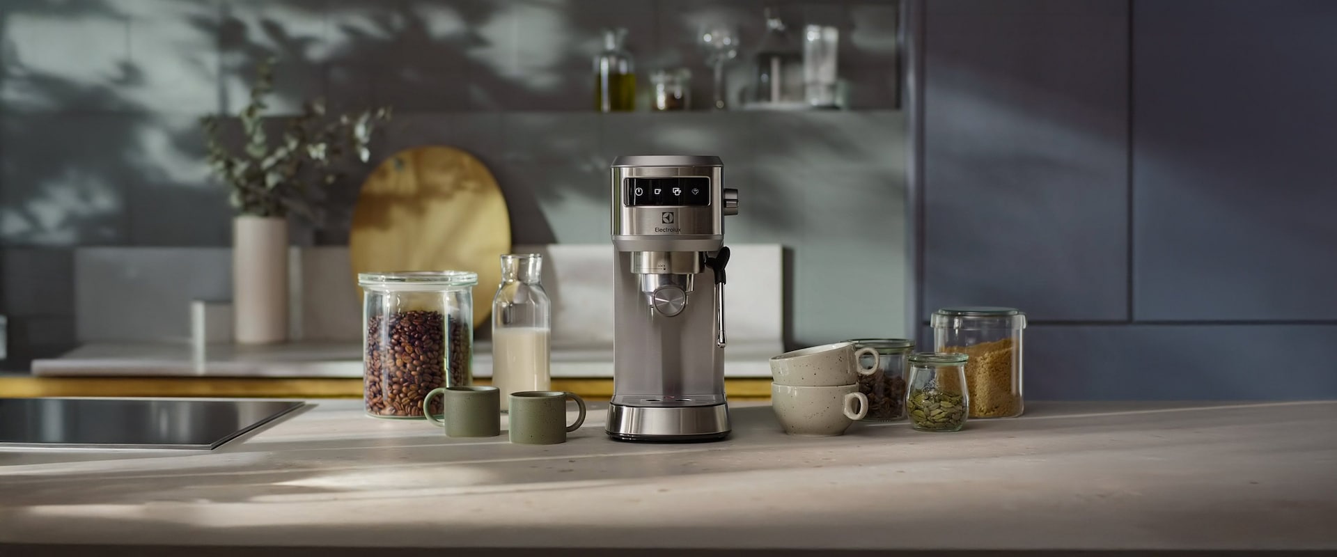 Silvrig kaffebryggare och kaffebönor